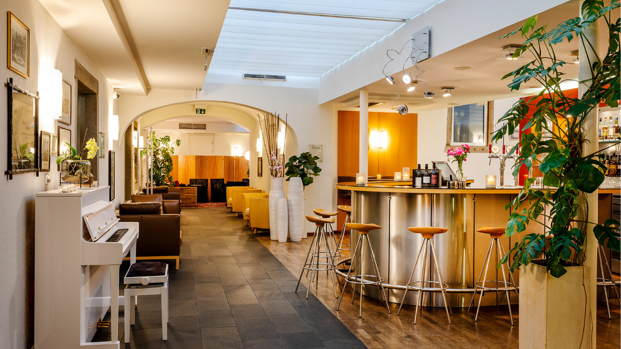 Hotellobby mit Bar und Klavier