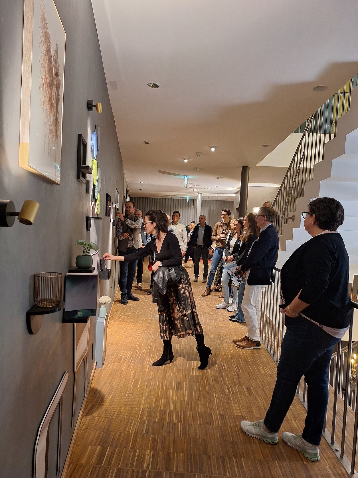 Besucher in der Ausstellung probieren elektrifizierte Wand aus