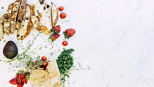 Brot, Erdbeeren, Avocado und Kräuter