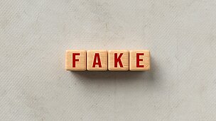 Würfel, die das Wort Fake zeigen