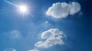 Sonne und blauer Himmel