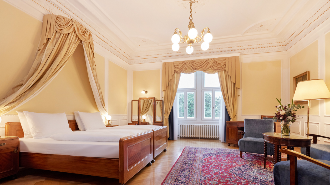 Hotelzimmer mit angedeutetem Himmelbett