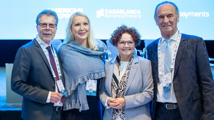 Zwei Männer im Anzug und zwei Frauen im Hosenanzug beim Hotelkongress 2026