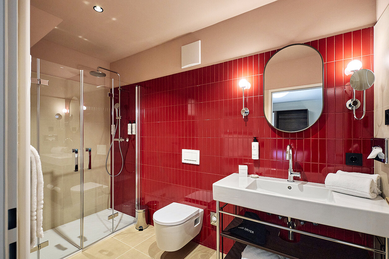 Badezimmer mit roten Fliesen