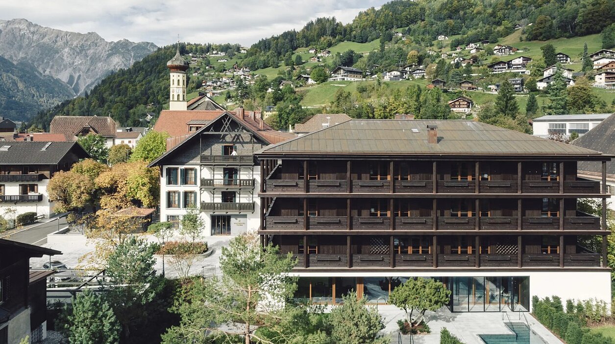 Außenansicht Posthotel Taube in Schruns mit dunkler Holzfassade