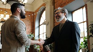 Zwei Männer geben sich die Hand