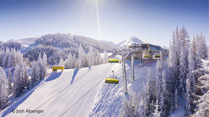 winterliche Piste und Gondel in Schladming