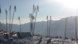 Skistecken und abgeschnallte Ski im Schnee