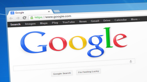 Man sieht auf einem Bildschirm die Google Startseite