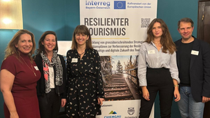 5 Personen vor einem Interreg-Roll-up