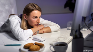 Verzweifelte Frau am Computer