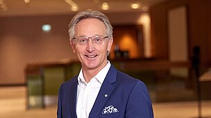 Mann mit Anzug und Brille