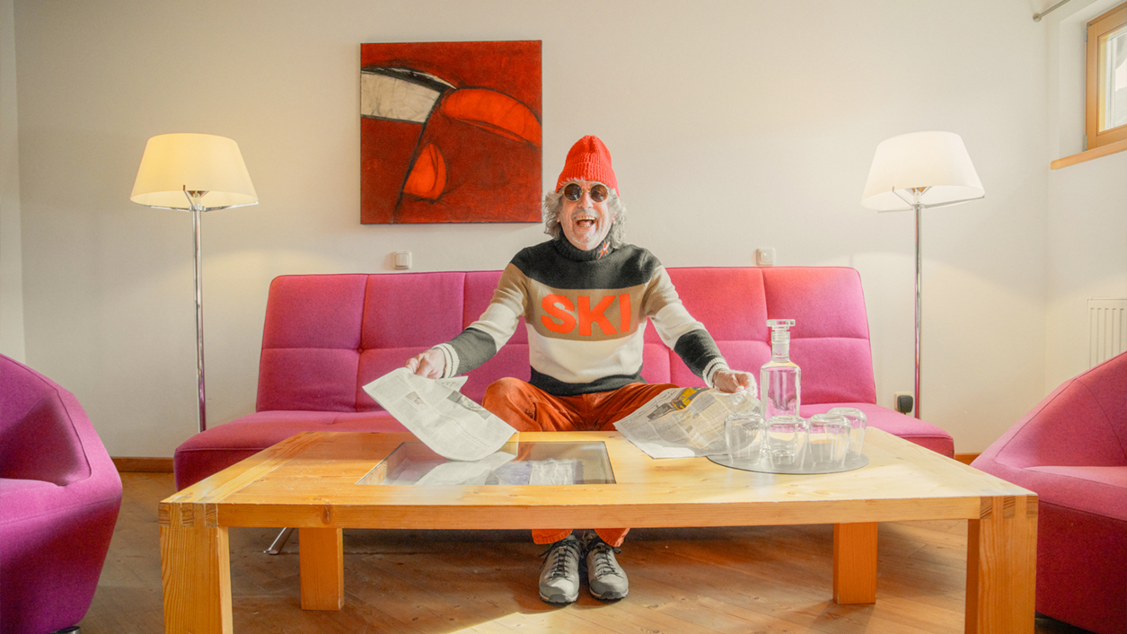 Zimmer im Glemmtalerhof mit Person auf der Couch