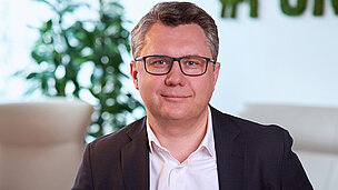 Mann mit Brille und Anzug