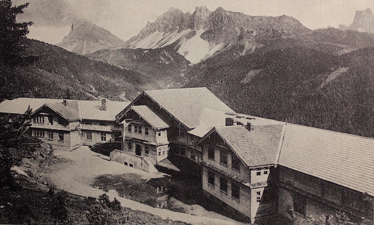 Schwarzweiß Foto Hotel History