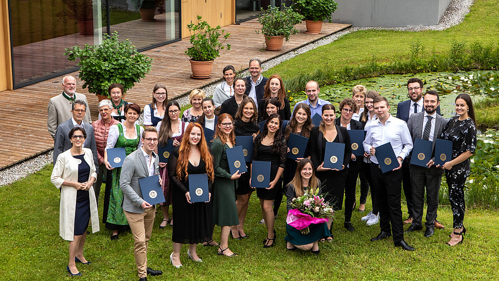 Erfolgreich abgeschlossen! ÖHV gratuliert Absolventinnen & Absolventen der AKA
