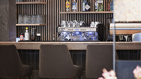 Bar mit Kaffeemaschine im Elva Hotel