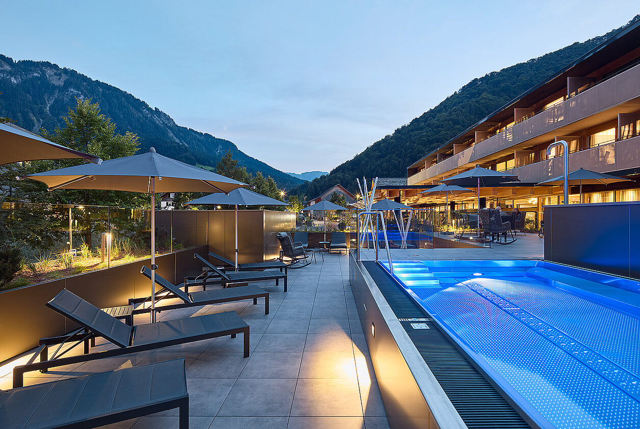 Pool bei Nacht