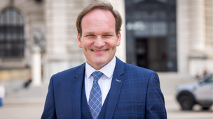 Mann in blauem Anzug