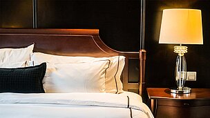 Ausschnitt Betthaupt mit Nachttischlampe