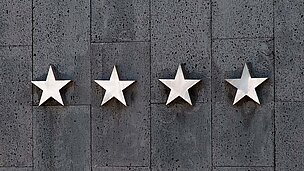 Auf einer Mauer sind 5 Sterne 