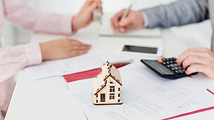 Zwei Personen die einen Umbau planen