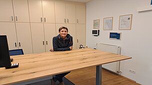 Höhenverstellbarer Tisch an der Rezeption