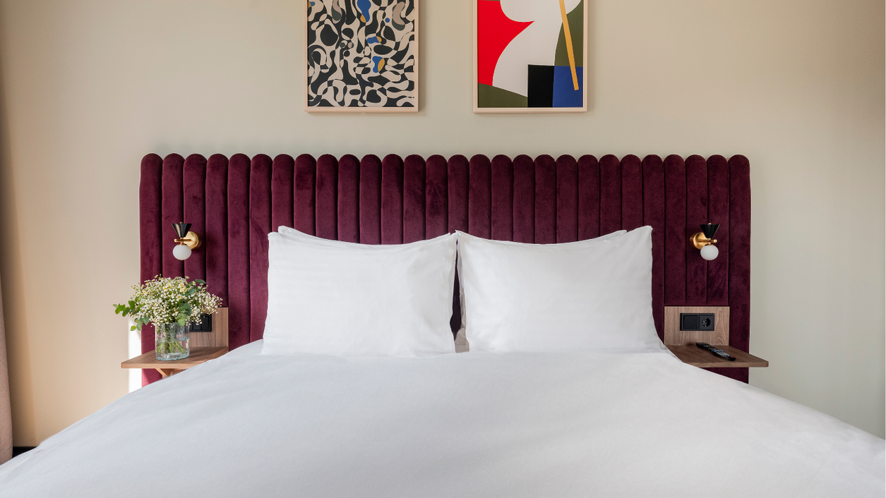 Ansicht Doppelbett mit rotem Rückenteil