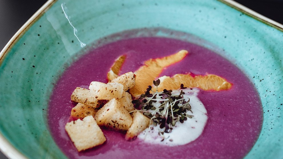 Apfel-Rotkohl-Suppe mit Zimt-Croûtons von Timo Franke