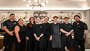 Bild mit 6 Angestellten des Hotel Fischers