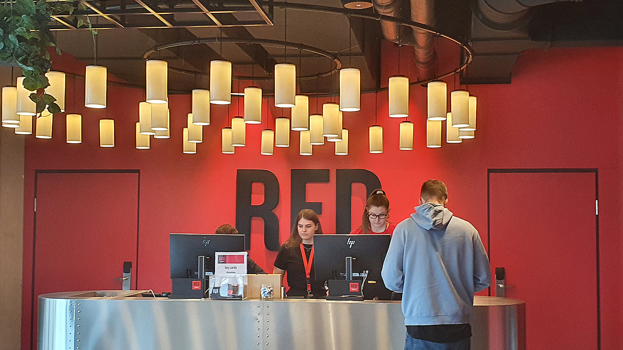 Rezeption im "Radisson RED"