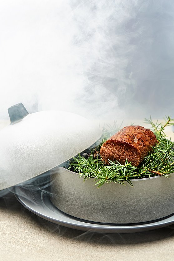 Dampfendes Wacholderlamm im Topf angerichtet