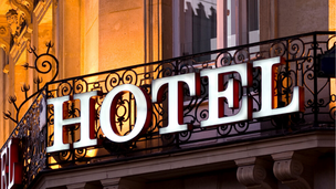Schriftzug Hotel an Fassade