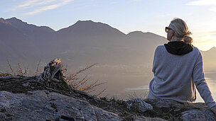 Eine Person schaut sich die Aussicht an wo Berge sind 