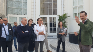 Gruppe bei Hotelbesichtigung