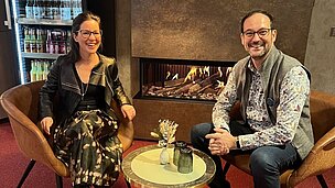 Eine Frau und ein Mann sitzen an einem Tisch