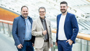 Drei Männer in Anzügen