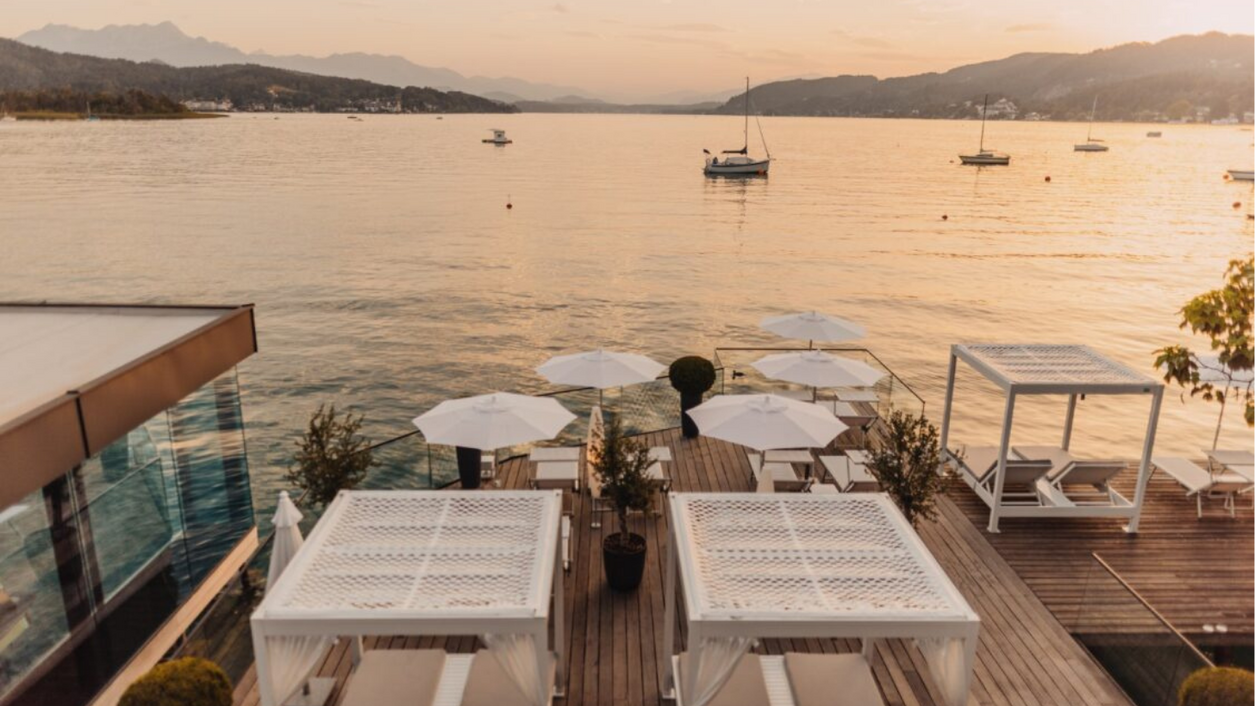 Das Jilly Beach in Pörtschach ist ein exklusiver Veranstaltungsort direkt am Wörthersee. (C) Jilly Beach