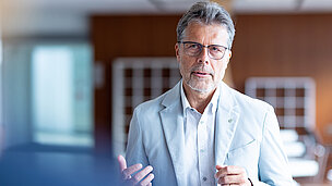 Mann im Anzug mit Brille