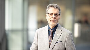 Mann mit Anzug und Brille