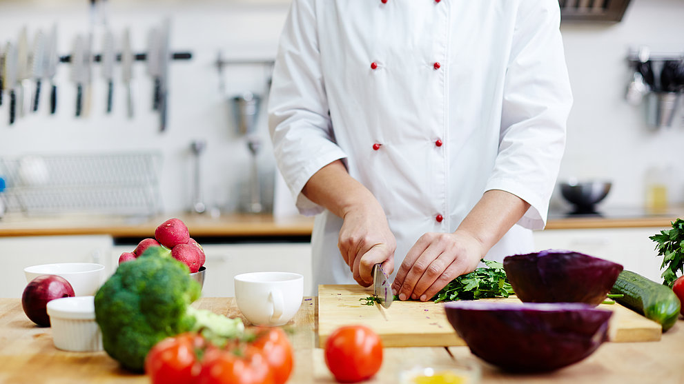 Köche und Köchinnen: Arbeitsvertrag vs. Überlassung oder Gewerbeschein