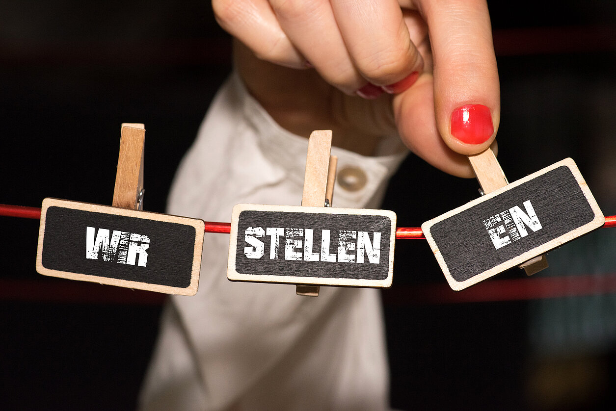 Wir stellen ein mit Wäscheklammern auf Leine