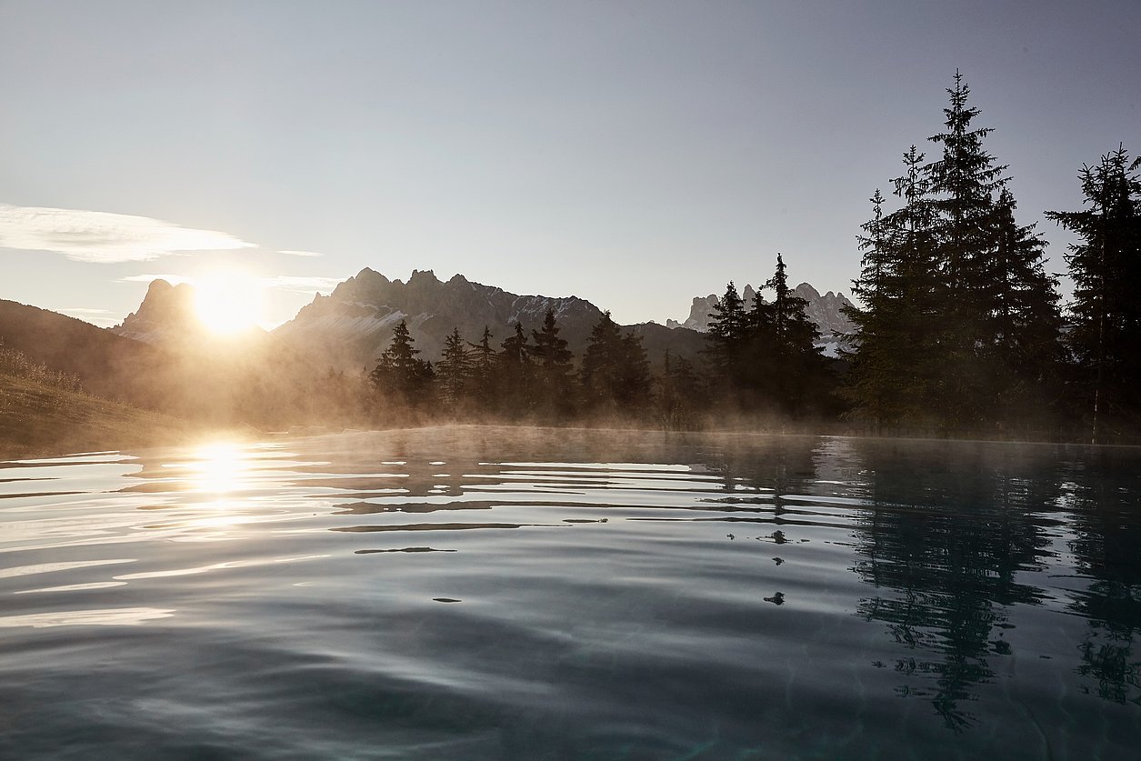 Sonnernuntergangsstimmung vom SPA Pool auf die Südtiroler Berge