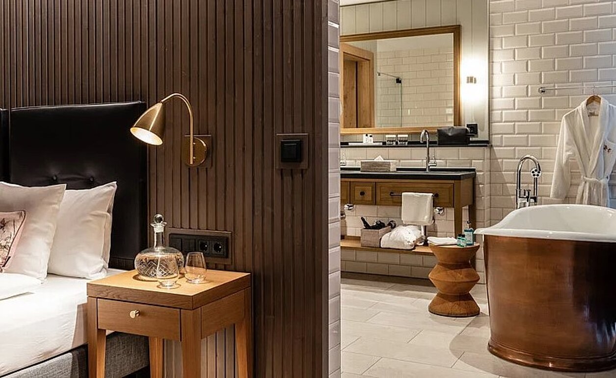Hotelzimmer mit freistehender Badewanne