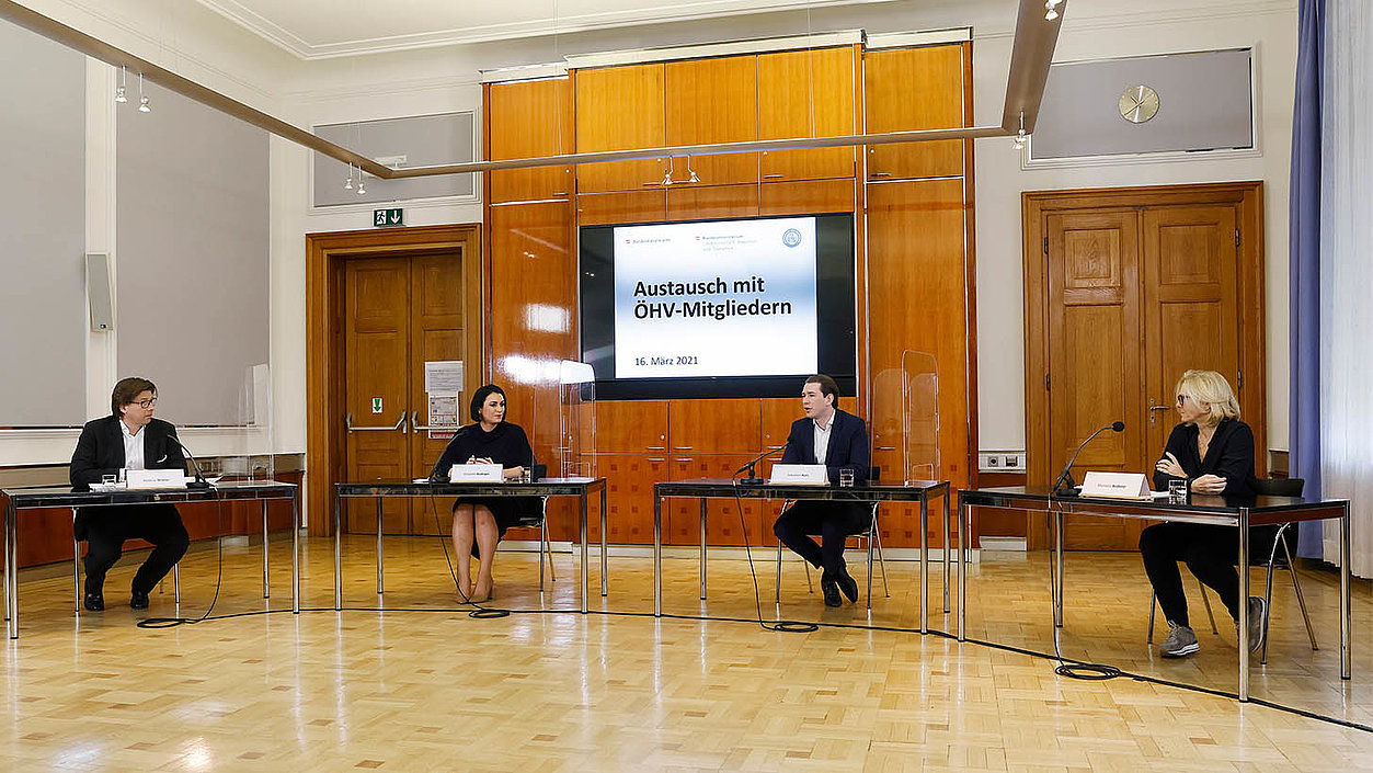 v.l.n.r.: Sacher-Group CEO Matthias Winkler, Tourismusministerin Elisabeth Köstinger, Bundeskanzeler Sebastin Kurz, ÖHV-Präsidentin Michaela Reitterer, © BKA/Dragan Tatic
