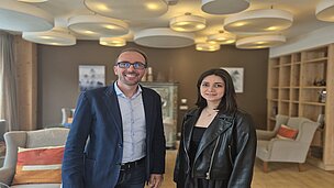 Links Andreas Dertnig HR Manager und rechts Mandana Trainee