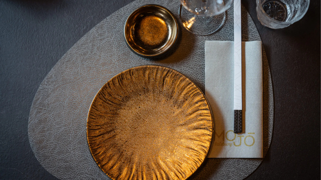 Gedeck mit goldenem Teller