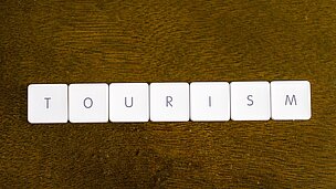 Würfel die das Wort Tourism bilden 