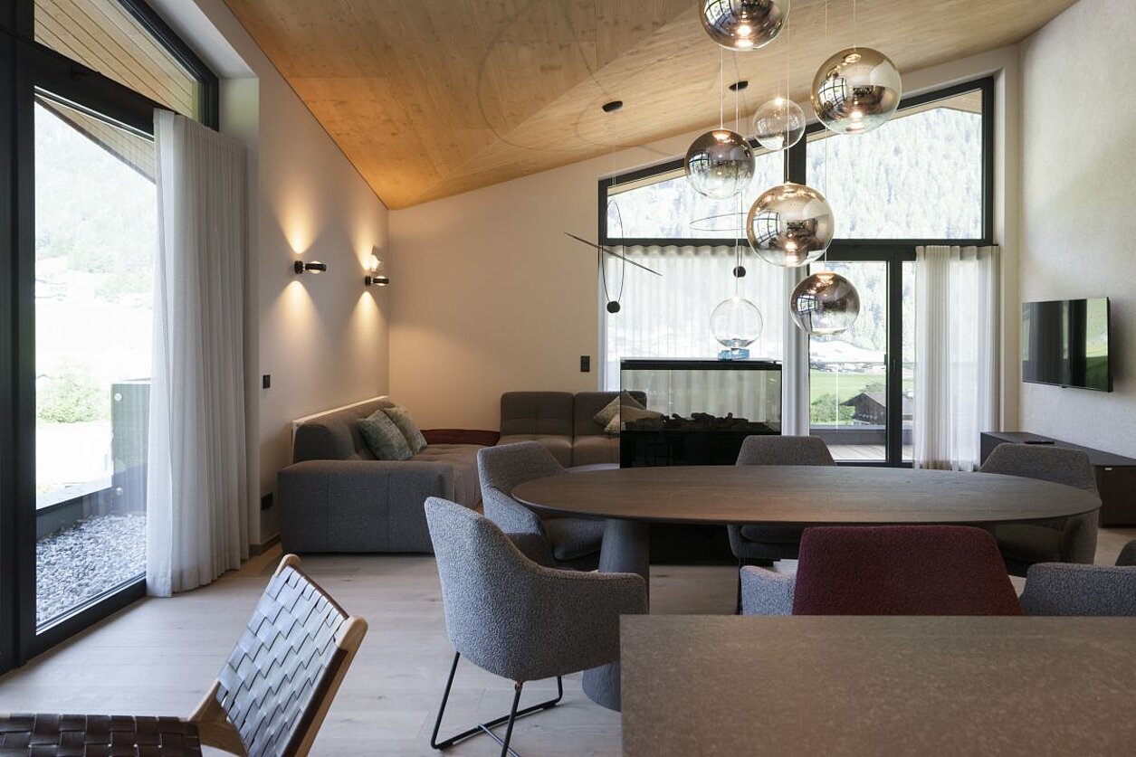 Apartment mit Dachschräge in Erdtönen