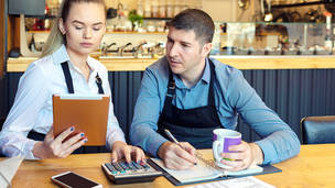 Küche und Service, die gemeinsam kalkulieren